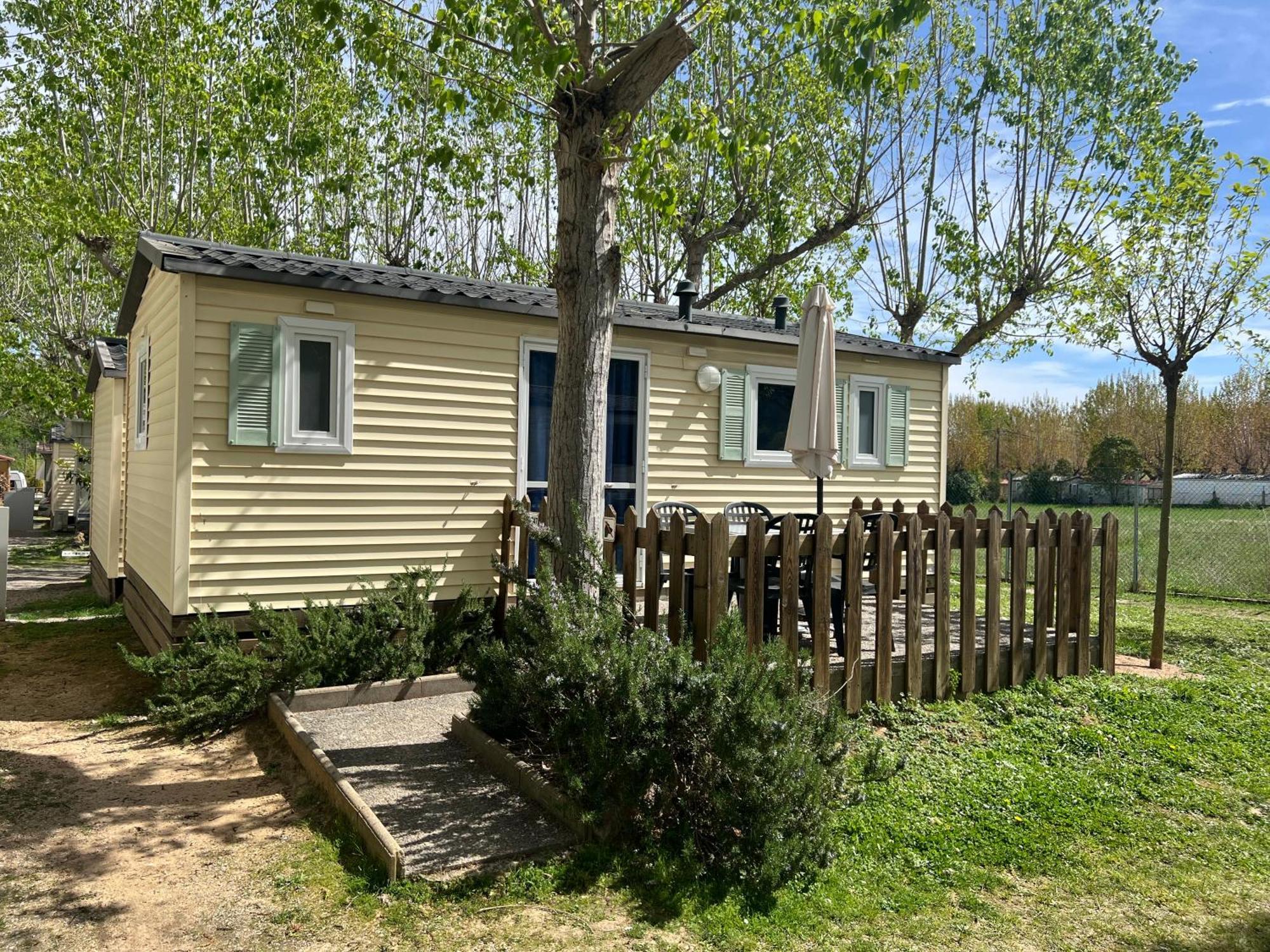 Camping Bungalow El Llac De Banyoles Porqueres المظهر الخارجي الصورة